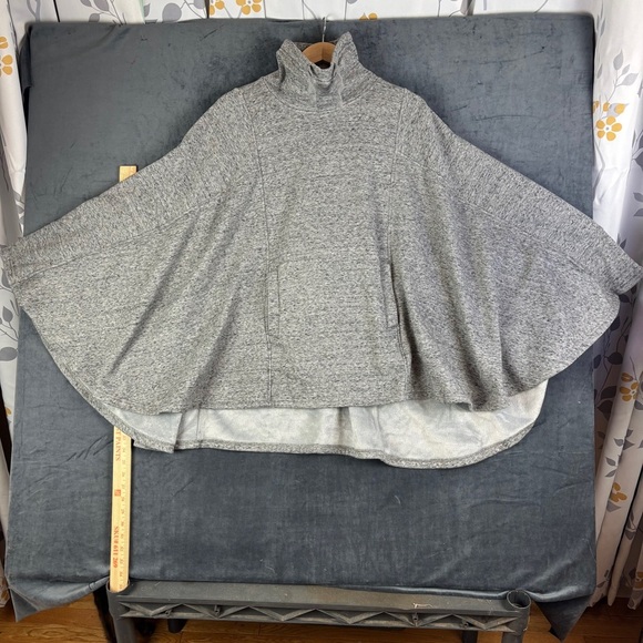 UGG Gray Women's Cozy Poncho in M/L —in gorgeous condition! - Picture 2 of 11